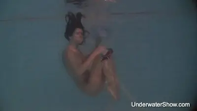 Молодая тёлка устроила подводное эротическое шоу перед камерой